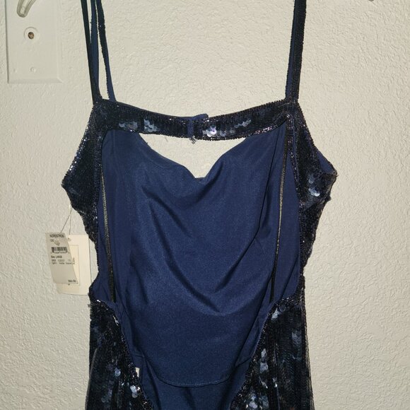 Long sequined dress with train - Picture 2 of 5